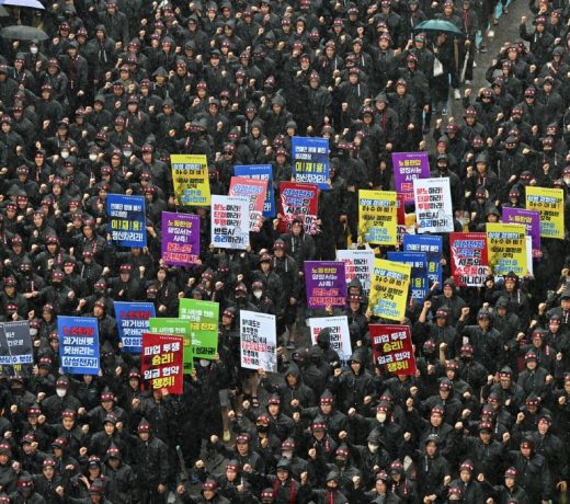पहली बार सैमसंग के ३०,००० कर्मचारियों ने एक साथ की हड़ताल, लेकिन क्यों?